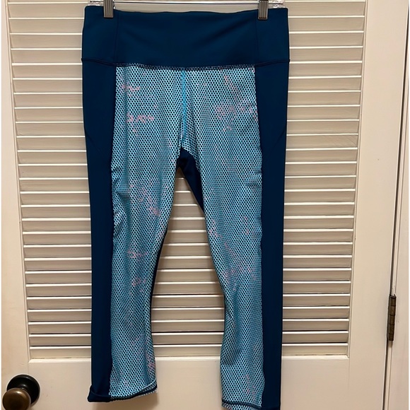 Armour Athletic Leggings/ Exercise / Running
Pants in Teal with a Colorful Panel - Picture 15 of 16